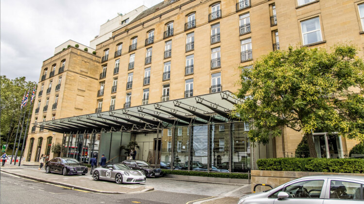 Η πολυτέλεια στο Λονδίνο γίνεται προσιτή: Πέφτουν οι τιμές στα πεντάστερα ξενοδοχεία – Πόσα θα πληρώσετε