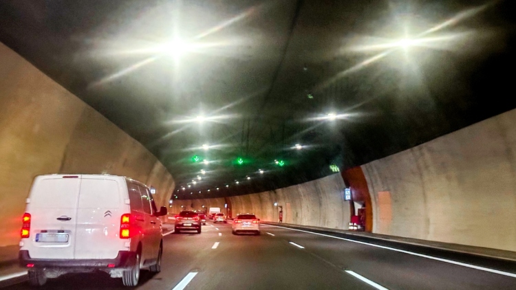 Φωτιά σε όχημα στο ύψος των τούνελ της Κακιάς Σκάλας στην Αθηνών - Κορίνθου: Διακοπή κυκλοφορίας στο ρεύμα προς Κόρινθο