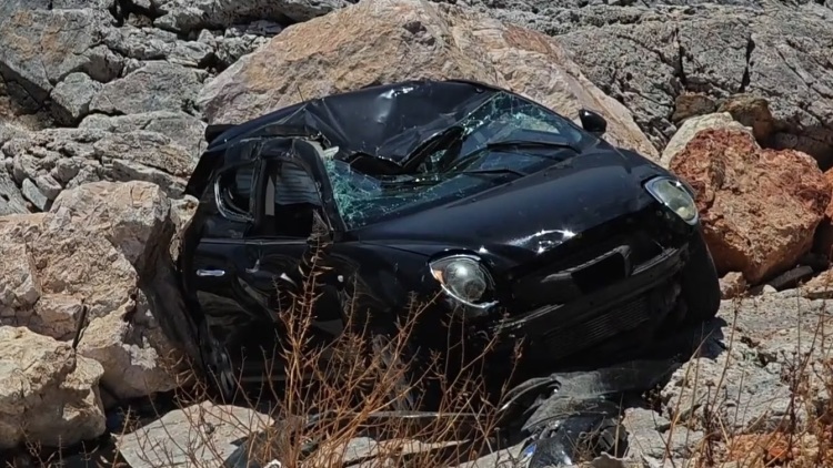 Αυτοκίνητο έπεσε σε γκρεμό κοντά στις «τρύπες του Καραμανλή» στη Βάρη - Είχε τις αισθήσεις της η 60χρονη οδηγός