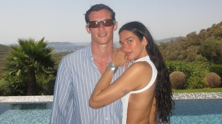 Ντούα Λίπα: Ανυπομονώ να γίνω 30, λέει απολαμβάνοντας τις καλοκαιρινές της διακοπές με τον Κάλουμ Τέρνερ