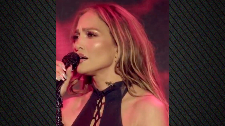 Τζένιφερ Λόπεζ: Γρύλος σκαρφάλωσε στον λαιμό της σε συναυλία στο Καζακστάν - Την αποθεώνουν για την αντίδρασή της
