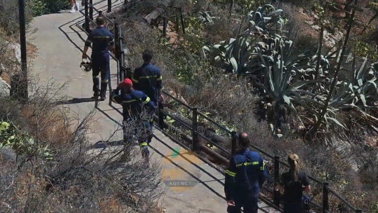 Τουρίστας πήγε να βγάλει φωτογραφία και έπεσε από τον Λυκαβηττό - Βίντεο από το σημείο