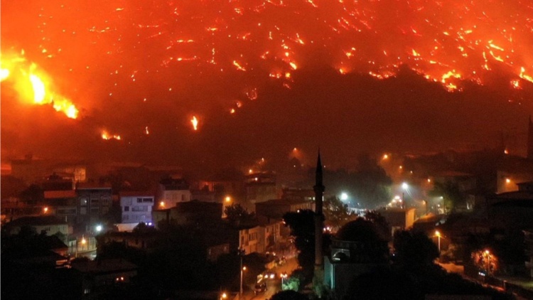 Πάνω από 2.000 άνθρωποι απομακρύνονται εσπευσμένα από τα σπίτια τους εξαιτίας πυρκαγιάς στη βορειοδυτική Τουρκία 