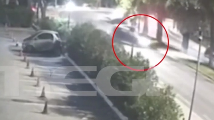 Βίντεο από το θανατηφόρο τροχαίο στην Λεωφόρο Ποσειδώνος: Η στιγμή που το αυτοκίνητο της 50χρονης καρφώνεται σε φοίνικα 