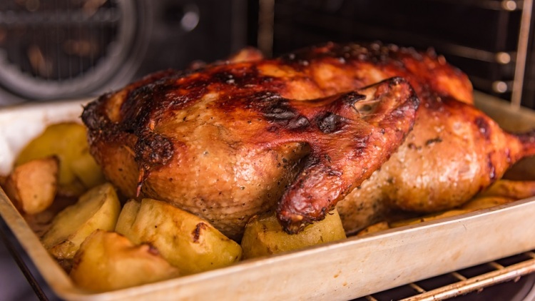 Ψήσιμο στον φούρνο: Οι θερμοκρασίες, οι τρόποι και η τραγανή πέτσα