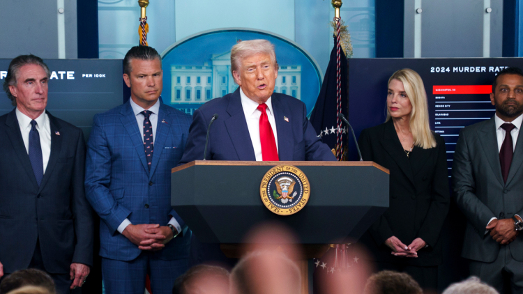 Τι επιδιώκει ο Τραμπ με την ανάπτυξη εθνοφρουράς στην Ουάσινγκτον και γιατί ο στόχος του δεν είναι το έγκλημα