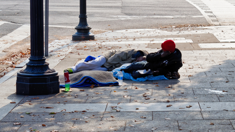 Ο Λευκός Οίκος απειλεί ξανά με φυλάκιση τους άστεγους στην Ουάσιγκτον