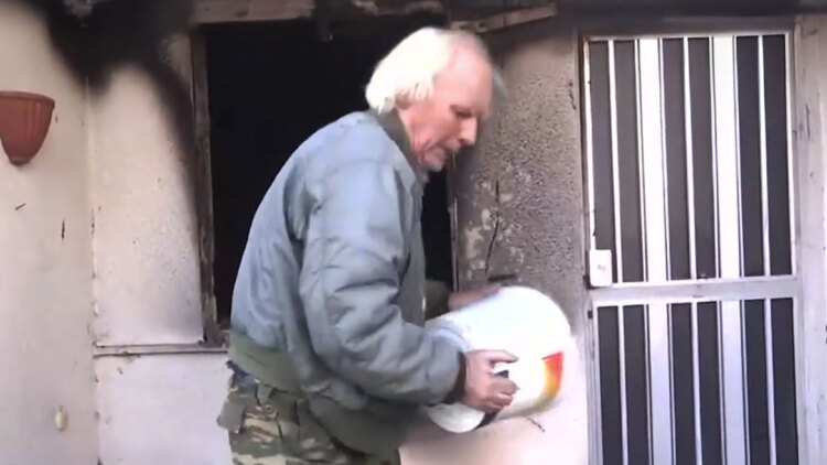 «Πάλευα με έναν κουβά να σώσω το σπίτι μου» λέει κάτοικος στη Φιλιππιάδα