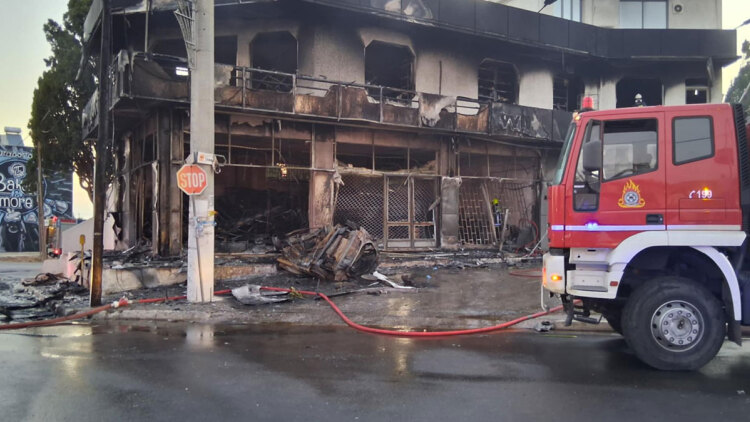 Κορωπί: Με μεγάλη ταχύτητα «καρφώθηκε» στο κατάστημα ο οδηγός που έχασε τη ζωή του