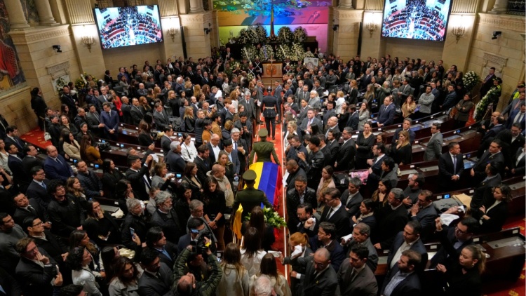 Χιλιάδες πολίτες της Κολομβίας απέτισαν ύστατο φόρο τιμής στον δολοφονημένο γερουσιαστή Ουρίμπε 