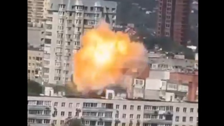 Ρωσία - Βίντεο: Η στιγμή που ουκρανικό drone καμικάζι «σκάει» σε συγκρότημα κτιρίων στο Ροστοφ-ον-Ντον 