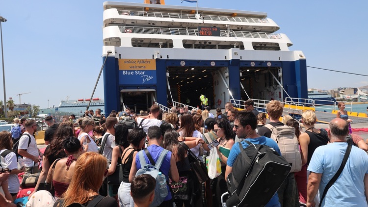 Κορυφώνεται η έξοδος των αδειούχων του Αυγούστου: Πάνω από 81.000 επιβάτες σε τέσσερις ημέρες από Πειραιά, Ραφήνα και Λαύριο