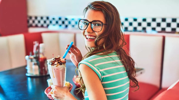 Απίστευτο: Τι προκαλεί ένα φορτωμένο με λιπαρά γεύμα μέσα σε μόλις 4 ώρες
