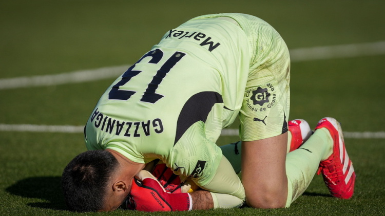 Το πρώτο γκολ της χρονιάς στη La Liga ήρθε από γκάφα του Γκαζανίγκα - Πρόλαβε μάλιστα να κάνει πέναλτι και να αποβληθεί ο τερματοφύλακας της Τζιρόνα - Βίντεο