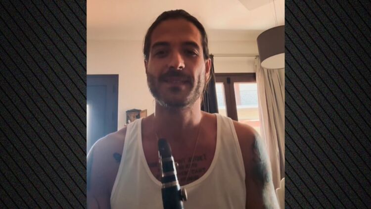 Ο Άρης Μουγκοπέτρος έπαιξε για πρώτη φορά κλαρίνο τέσσερις μήνες μετά τον τραυματισμό του - Δείτε βίντεο