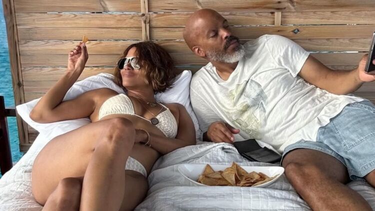 Η Χάλι Μπέρι έκλεισε τα 59 - Το ταξίδι με τον σύντροφό της και η απάντηση στον πρώην σύζυγό της, Ντέιβιντ Τζάστις 