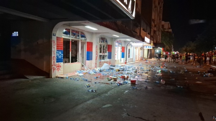 Διαδηλωτές στη Σερβία προκάλεσαν εκτεταμένες ζημιές σε γραφεία του κυβερνώντος κόμματος στην πόλη Νόβι Σαντ 