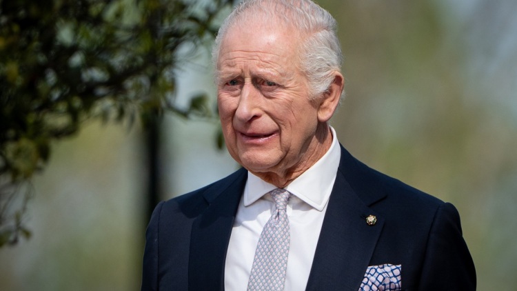 Έντονες αντιδράσεις για φωτογραφία του βασιλιά Κάρολου κάτω από πορτρέτο μονάρχη που πλούτισε από τη δουλεία στην Καραϊβική