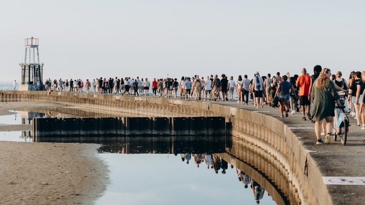 Σικάγο: Εκατοντάδες κόσμου συγκεντρώνονται για να εκτονώσουν το άγχος τους ουρλιάζοντας (βίντεο)