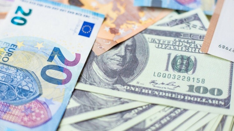 Σε πτώση το ευρώ, οδεύει για το χειρότερο τρίμηνο από το 2024 λόγω του ενεργειακού σοκ