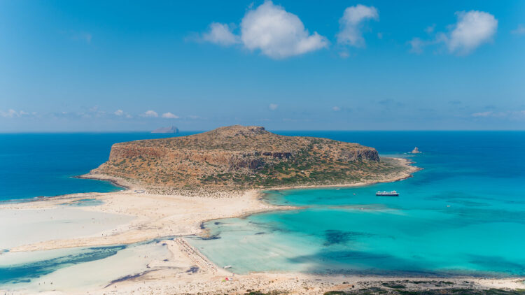 To νησάκι στη Δυτική Κρήτη με τα υπέροχα νερά και το εντυπωσιακό κάστρο
