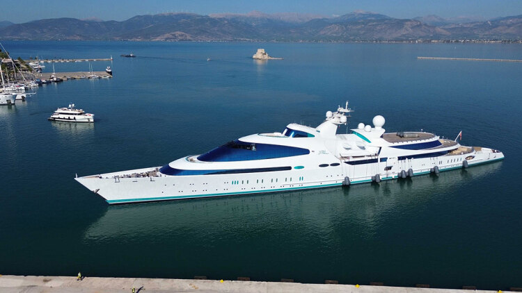 Η «φτώχεια» των δισεκατομμυριούχων: Το mega yacht που δίνει 15.000 ευρώ τον μήνα για ρεύμα και 12.000 για να μένει δεμένο
