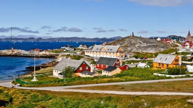 Η βουλή της Γροιλανδίας υιοθετεί νόμο που περιορίζει το δικαίωμα των αλλοδαπών να αποκτούν ακίνητη περιουσία στο νησί