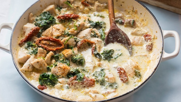 Κοτόπουλο Τοσκάνης: Η ιταλική νοστιμιά με τη βελούδινη σάλτσα, που γίνεται σε ένα σκεύος
