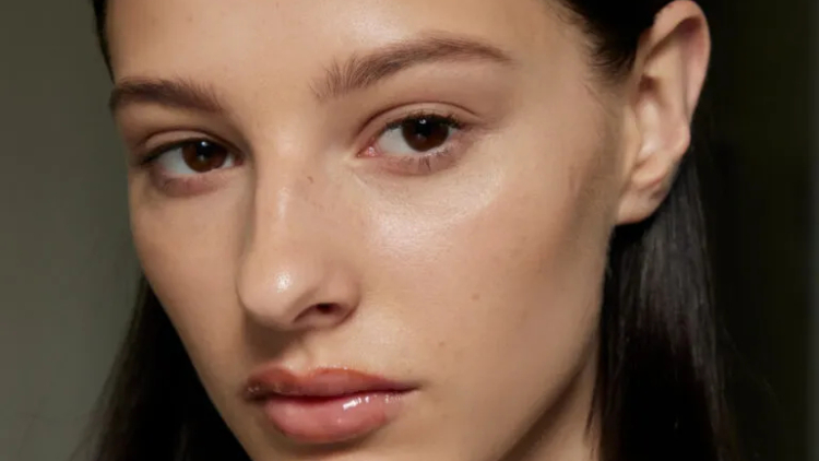 Τα lip oil που θα φοράμε όλους τους επόμενους μήνες για ζουμερά και ενυδατωμένα χείλη
