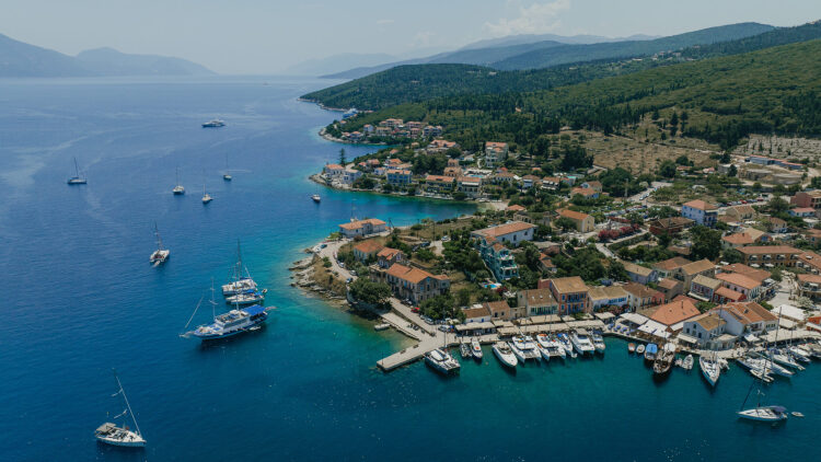 Yachting στην Κεφαλονιά: Όταν το Ιόνιο υποδέχεται τα πανιά και τα όνειρα