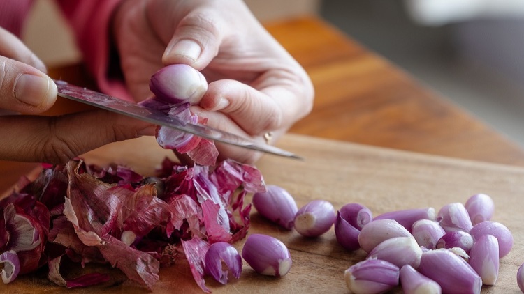 Κρεμμύδια για στιφάδο. Έτσι το ξεφλούδισμά τους γίνεται παιχνιδάκι