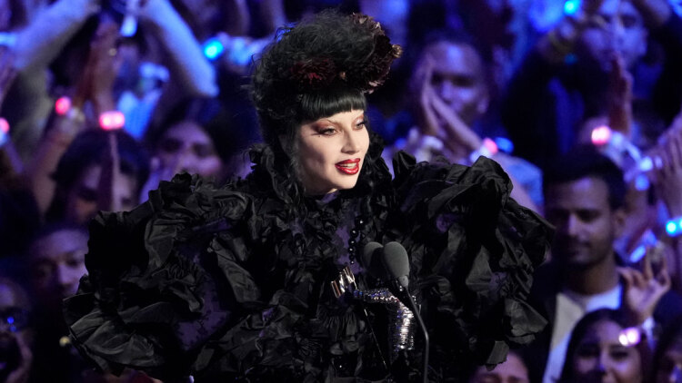 Lady Gaga: Χορευτής της έπεσε κάτω από τη σκηνή κατά τη διάρκεια συναυλίας της, δείτε βίντεο