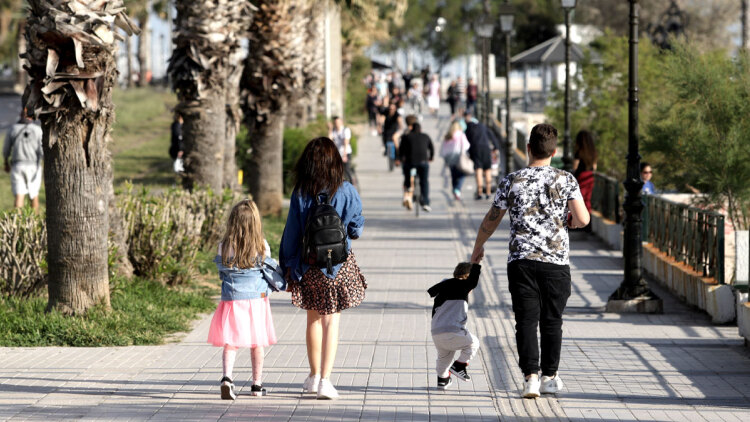 Πακέτο Μητσοτάκη με «κουμπαρά» για τα παιδιά, μπόνους πολυτέκνων, φθηνότερο ρεύμα και περισσότερα σπίτια