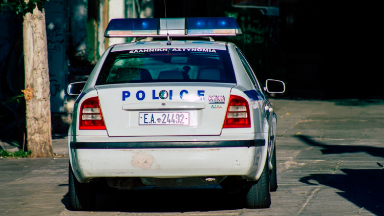 Τρόμος για 16χρονη στον Χολαργό - Την ακολουθούσε ομάδα νεαρών και κρύφτηκε σε κάβα