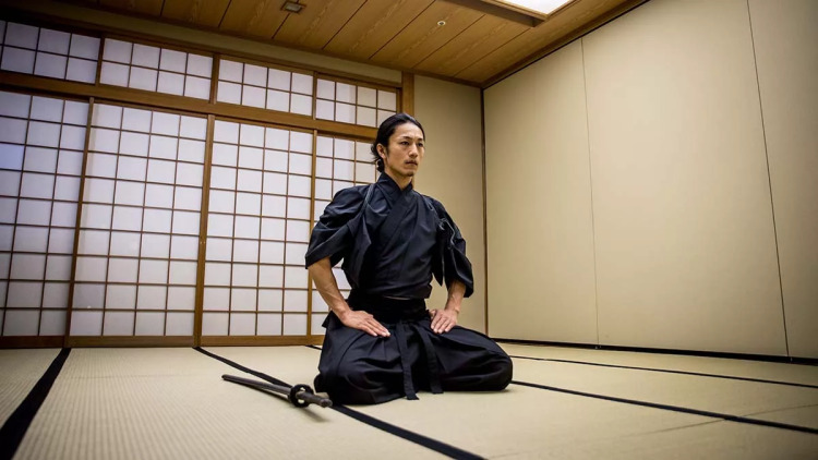 Η απλή κίνηση των σαμουράι που ενδυναμώνει τα πόδια – Ιδανική για ηλικιωμένους