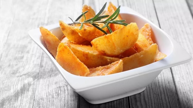 Φτιάχνουμε πατάτες τηγανητές, όπως τις φτιάχνουν στην Κρήτη