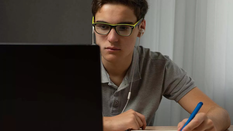 Αυτισμός – Ομιλία: Η αποκαλυπτική μαρτυρία ενός νέου επιστήμονα στο φάσμα, που δεν μιλάει
