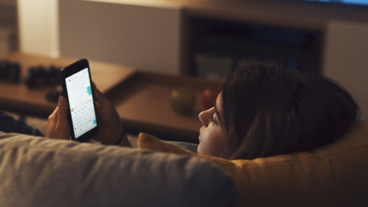 Έδωσε στην 11χρονη κόρη του κινητό αλλά πρώτα την έβαλε να υπογράψει συμβόλαιο 
