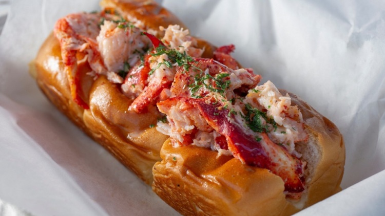 Lobster roll: Όλα όσα πρέπει να γνωρίζετε για το πιο πολυτελές street food με αστακό