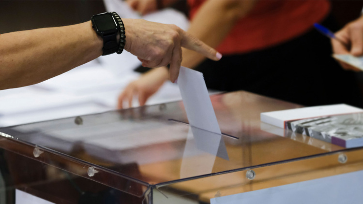 Δημοσκόπηση Interview: Στο 32,4% η ΝΔ στην εκτίμηση εκλογικού αποτελέσματος, πώς αλλάζουν τα δεδομένα τα κόμματα Καρυστιανού και Τσίπρα