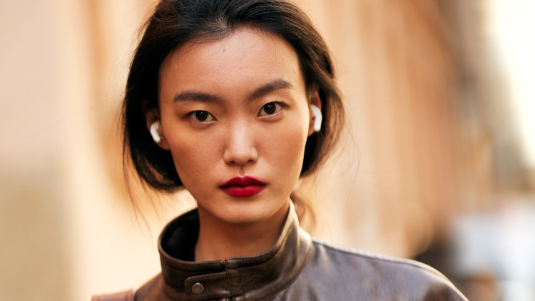 Contrast Makeup Theory: Η viral θεωρία του TikTok που δείχνει το μακιγιάζ που ταιριάζει σε κάθε γυναίκα
