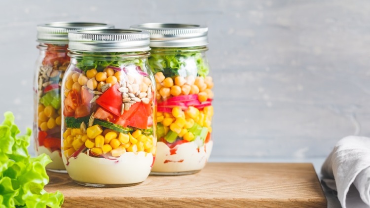 Σαλάτες σε βάζο: Ένα εύκολο μεσημεριανό για το γραφείο