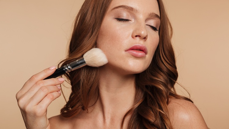 Οι λόγοι που το μακιγιάζ σας δεν στρώνει σωστά και μοιάζει να ξεφλουδίζει
