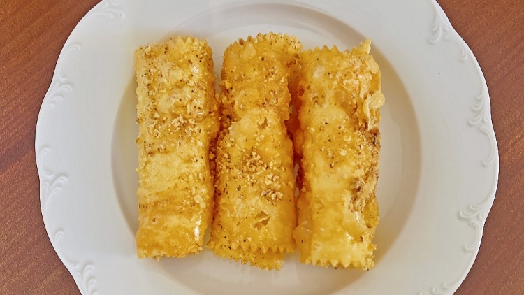 Δίπλες: Όπου γάμος και χαρά ένα παραδοσιακό γλυκό με συμβολισμούς