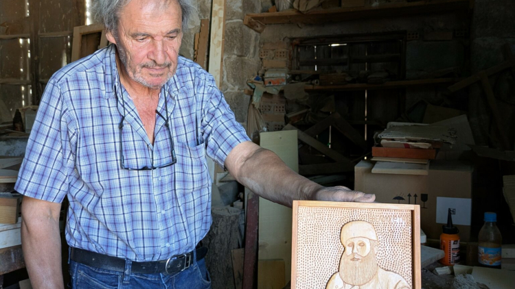 
Ο αυτοδίδακτος καλλιτέχνης που παραδίδει αφιλοκερδώς μαθήματα ξυλογλυπτικής σε παιδιά στη Λέσβο
