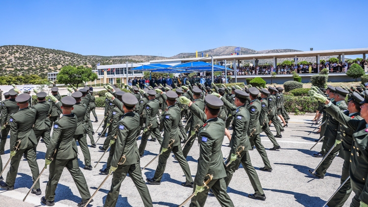 Με συγχωνεύσεις στρατοπέδων και στο βάθος αυξήσεις μισθών η τρίτη φάση της νέας δομής των Ενόπλων Δυνάμεων