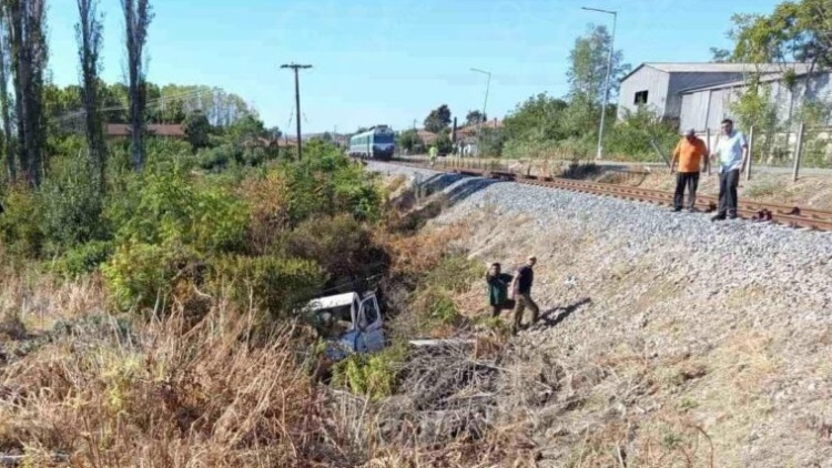 Tρένο παρέσυρε αγροτικό σε αφύλακτη διάβαση μέσα στο Σουφλί