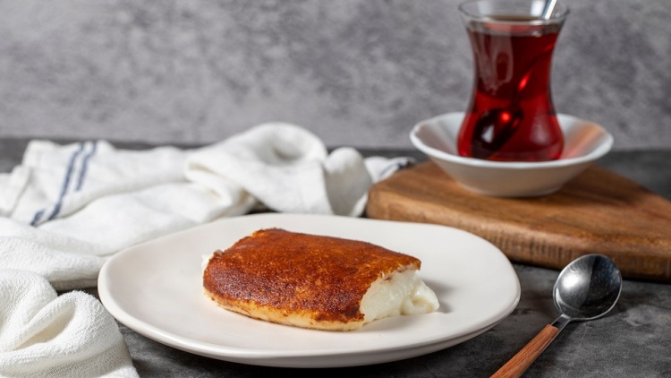 Καζάν ντιπί: Πώς φτιάχνεται το τούρκικο γλυκό με το «κρυφό» συστατικό