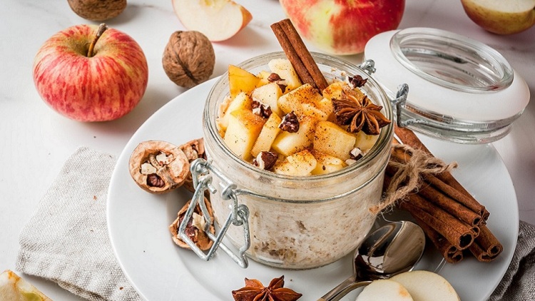 Overnight oats με γεύση μηλόπιτα: Η πιο cozy ιδέα για θρεπτικό πρωινό