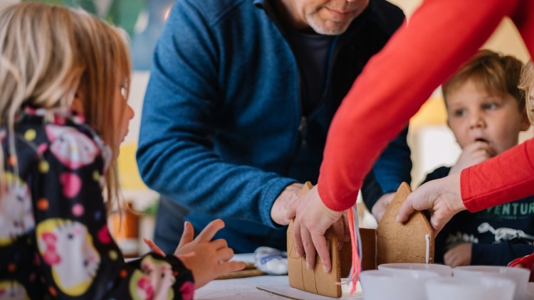 «Η τράπεζα της γιαγιάς και του παππού»: Ο ρόλος τους ως αόρατη κινητήριος δύναμη των περισσότερων οικογενειών
